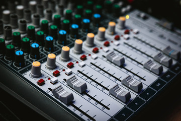 sound mixer console	