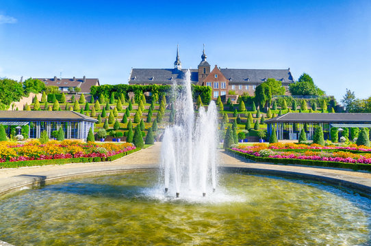 Springbrunnen in einem historischen &ouml;ffentlichen Park in Kamp Lintfort