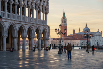 Obraz premium Sunrise view of piazza San Marco, Doge's Palace (Palazzo Ducale) in Venice, Italy. Sunrise cityscape of Venice.