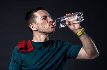 Fototapeta na wymiar sweaty athlete eagerly drinks water.