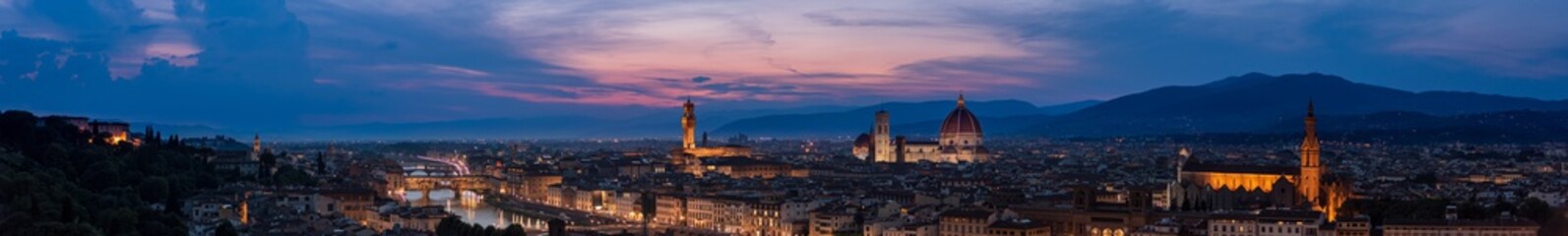 Fototapeta na wymiar Florence sunset very large high resolution panorama with all main florentine landmarks (cathedral, Palazzo Vecchio, Ponte Vecchio bridge, Boboli gardens). Over 23,000 px wide: 6.5 feet (2m) at 300 dpi