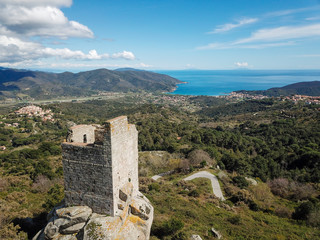 Fototapeta premium Torre San Giovanni e Marina di Campo, veduta aerea con drone. Isola d'Elba, Toscana, Italia