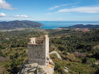 Fototapeta na wymiar Torre San Giovanni e Marina di Campo, veduta aerea con drone. Isola d'Elba, Toscana, Italia