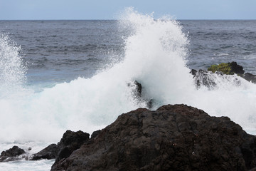 Fototapeta na wymiar Gischt des Atlantik schlägt über Felsen