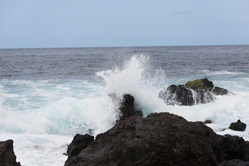 Fototapeta premium Gischt des Atlantik schlägt über Felsen
