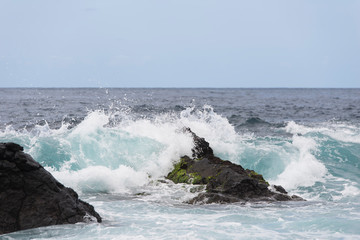 Fototapeta premium Gischt des Atlantik schlägt über Felsen