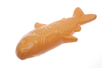 vue fond blanc d'un jouet pour enfant en plastique, poisson orange