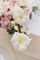 Gentle fresh flowers with a subtle flavor decorate the wedding table
