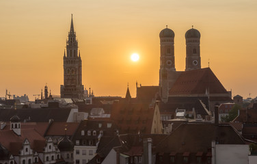München Sonnenuntergang Frauenkirche Rathaus 