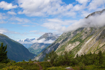 Berglandschaft, Blick über ein Tal, Gipfel