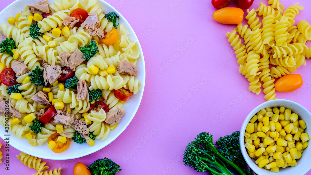 Sticker tuna and sweetcorn healthy pasta salad