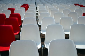 Obraz premium Wolne rzędy krzeseł