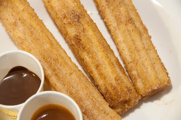 Churros con chocolate served in a restaurant.