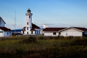 Fototapeta na wymiar lighthouse & mount baker in horizon