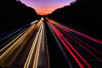 Auto Lichtspuren. Lichter auf der Autobahn. Spuren von Autos. Abstraktes Licht, Lichtschweife....