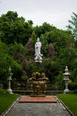 Imagen de unas figuras religiosas de un templo budista en Vietnam
