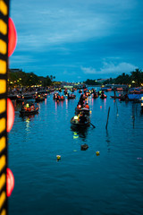 Imagen nocturna del río con barcas y farolillos en Hoi An, en Vietnam, durante el verano