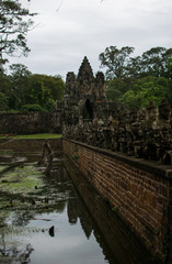 Fototapeta na wymiar Imagen de la entrada a los templos en Angkor Thom en Camboya