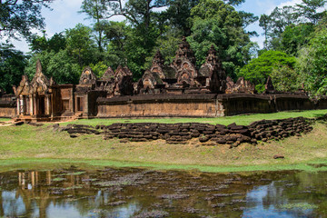 Fototapeta na wymiar Imagen de un templo con un lago alrededor en las ruinas de Angkor en Camboya