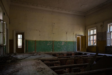 Big room with tall ceiling in abandoned building