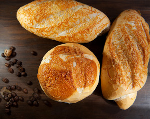 Tube of salt, crispy, round cheese, seen from above. Dark background. Close. Horizontal.