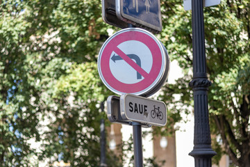 Panneau d'interdiction de tourner à gauche