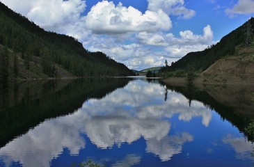 Fototapeta na wymiar Lake in mountains
