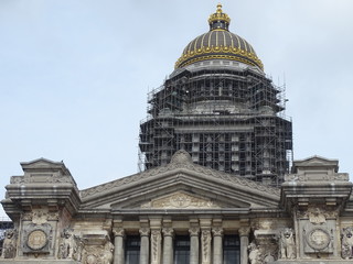cupula en obras palacio de justicia bruselas capital de belgica y  union europea sede nato otan