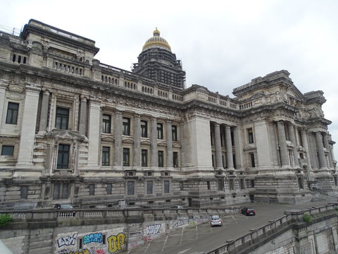 fachada palacio de justicia bruselas capital de belgica y  union europea sede nato otan
