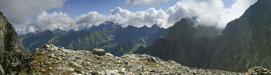Fototapeta na wymiar Panorama na Tatry WYsokie ( Lodowym Ganek, Kołowy, Szeroka Jaworzyńska) z okolicy przełęczy Waga - Szlak na Rysy