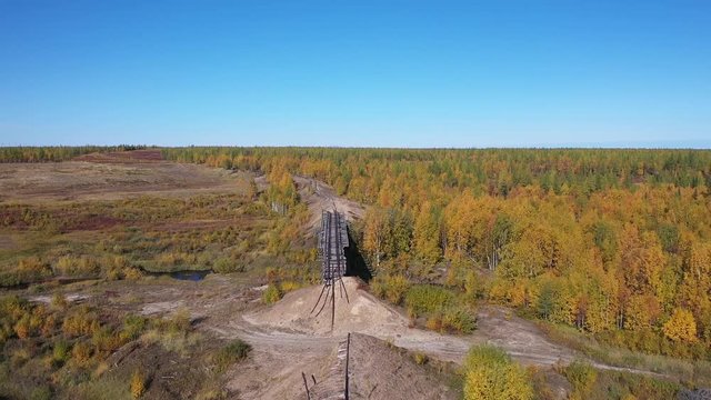 The old bridge was built by prisoners of Stalin's prison camps Stalin 501-th construction of the GULAG. Railway "Chum - Salekhard - Igarka"