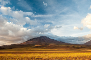 Obraz premium Sunset light on volcanos of Atacama Desert. Mountains southern from San Pedro de Atacama. Stunning scenery in evening sunlight at Atacama desert, Chile, South America