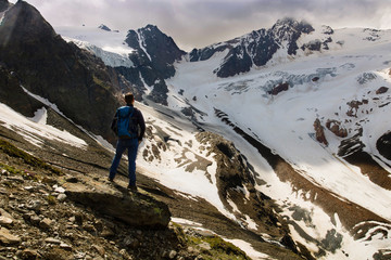 Fototapeta premium Hiker z widokiem na Vedretta di Vallelunga w Langtauferer Spitze / Hikers z widokiem na Langtauferer Fener do Langtauferer Spitze