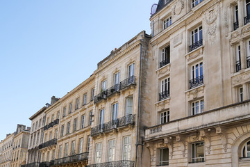Fototapeta na wymiar Old and stylish hausmann building facades in Bordeaux