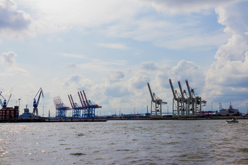 Fototapeta na wymiar cranes in the Hamburg port