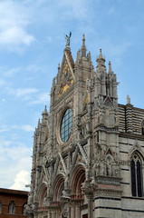 Dom in Siena unter Wolkenhimmel