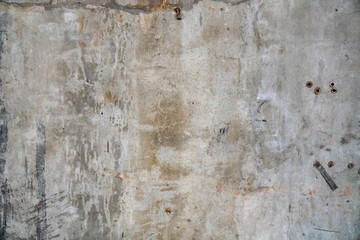 Abgenutzte Betonwand mit rostigen Löchern. Flecken auf Industriewand