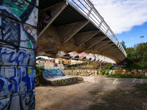 Pintadas graffitys bajo un puente de hierro