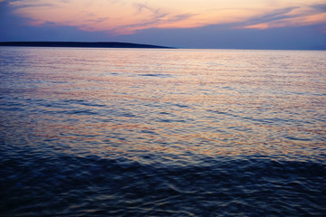 Obraz premium Flood tide on the sea at the beautiful dusk sunset with dramatic sky on the horizon