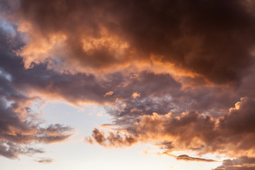 Fototapeta na wymiar Allassac (Corrèze, France) - coucher de soleil nuageux