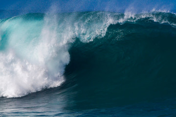 Giant breaking Ocean Wave in Hawaii - 291055228
