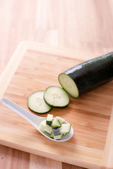 Pepino verde cortado en trozos para ensalada 