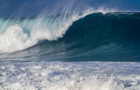 Giant breaking Ocean Wave in Hawaii