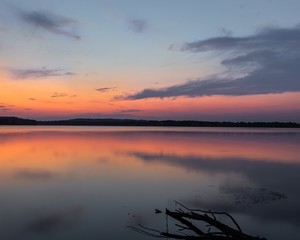 Obraz premium Sunset reflecting over lake water