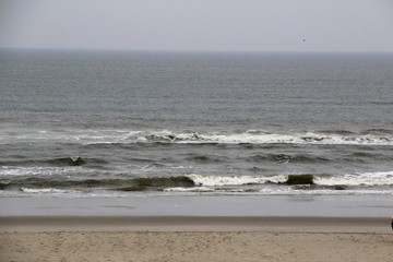 blick auf die bewegte see auf der nordsee insel juist fotografiert während einer besichtungstour an einem sonnigen tag im sommer