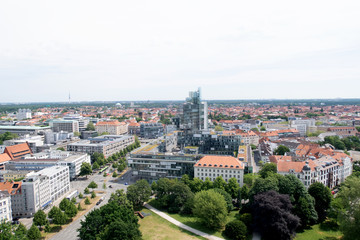 Fototapeta na wymiar weitblick über hannover in hannover niedersachsen deutschland fotografiert an einem sonnigen tag im sommer auf einer besichtigungstour