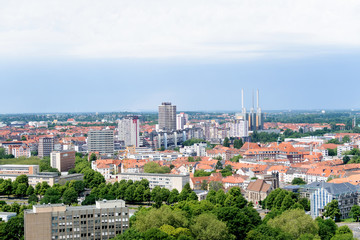 Fototapeta na wymiar blick auf die hochhäuser in hannover niedersachsen deutschland fotografiert an einem sonnigen tag im sommer auf einer besichtigungstour