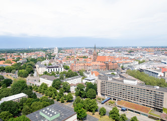 Fototapeta na wymiar blick auf das stadtbild in hannover niedersachsen deutschland fotografiert an einem sonnigen tag im sommer auf einer besichtigungstour