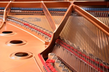 Interior y cuerdas de un piano de cola