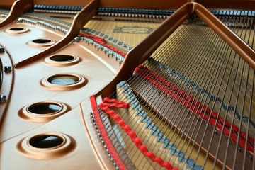 Interior y cuerdas de un piano de cola